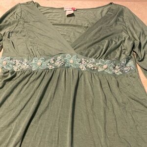 Green empire waist long sleeve top